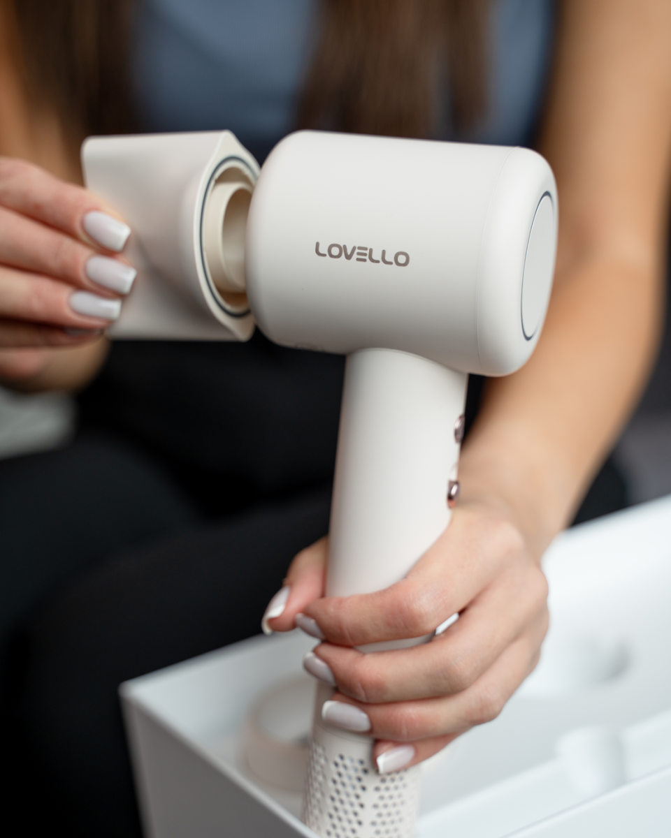 Realizacja social media dla Lovello - premium marki urządzeń do stylizacji włosów. Profesjonalne, lifestyle'owe zdjęcia produktowe suszarek, lokówek i prostownic w użyciu. Elegancka, minimalistyczna estetyka podkreślająca technologiczne zaawansowanie i designerski charakter produktów. Portfolio MOKO Creative Studio dla branży beauty pokazujące umiejętność łączenia prezentacji produktu z aspiracyjnym przekazem lifestyle'owym skierowanym do świadomych klientek.